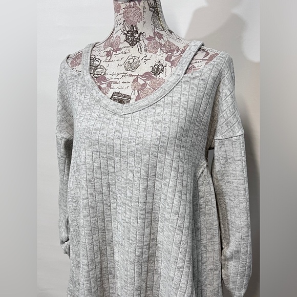 UMGEE Light gray ribbed cold shoulder knit top‎ size M - Picture 1 of 15